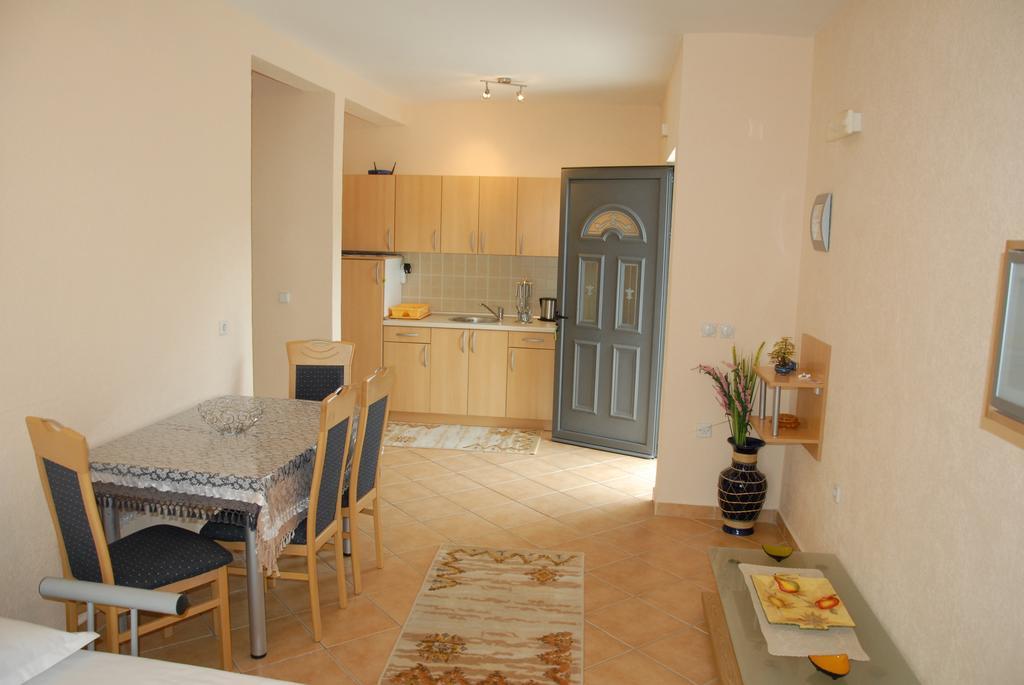 Guest House Evropa 2 ウルツィニ 部屋 写真